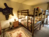 Alpine Getaway 3 Bedroom Home by RedAwning Hotels in Dollar Point