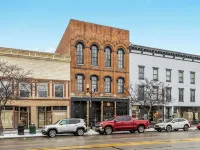 Luxury Downtown Apartment• Walk Everywhere • Fast WiFi • Sleeps 8 Hotels in Delaware