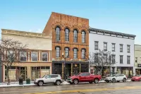 Luxury Downtown Apartment• Walk Everywhere • Fast WiFi • Sleeps 8