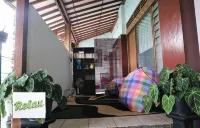 Kembar Guesthouse - 2-Star