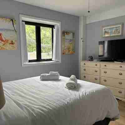 Warm, Inviting Beachhouse with Spa in Great Location of Gorgeous Montauk! Rooms