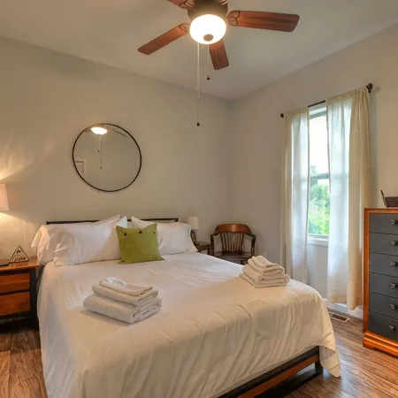 Secluded Creekfront Cabin Mountain Views.• Easy Access for Cars/Cycles•Near TOTD