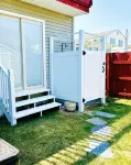 Newly Renovated 3BD/2BTH, 1 BLK to Beach