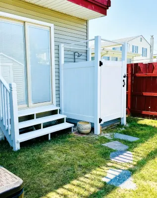 Newly Renovated 3BD/2BTH, 1 BLK to Beach