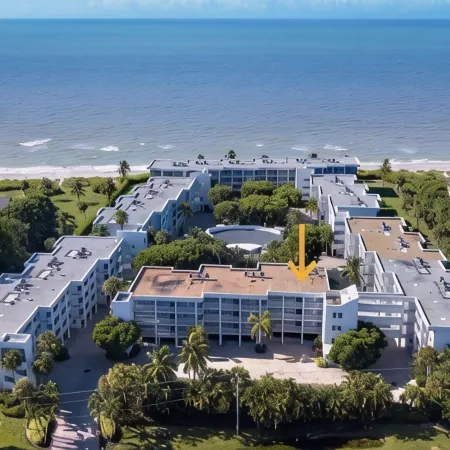 Stylish Beach Escape! Heated Pool, Bikes & Sunshine.