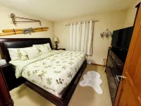 Cozy Village Townhome- Free Parking! - Hot Tub