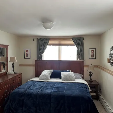 Charming 2-bedroom ski in/ski out condo on Mt. Snow with fitness, pool, WiFi