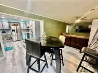 Entire home in quiet neighborhood !! This is a duplex style home! - บังกะโล