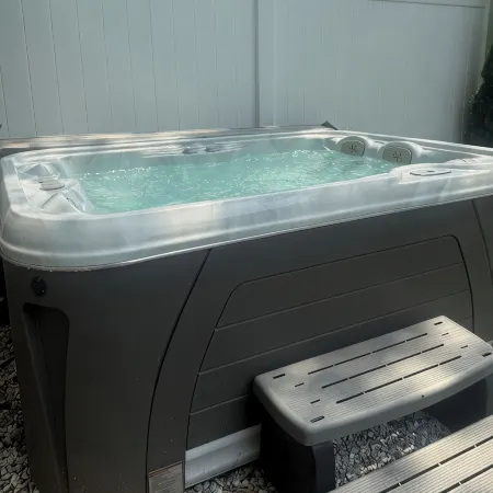 Hamptons Retreat • Hot Tub • Minutes to Beaches