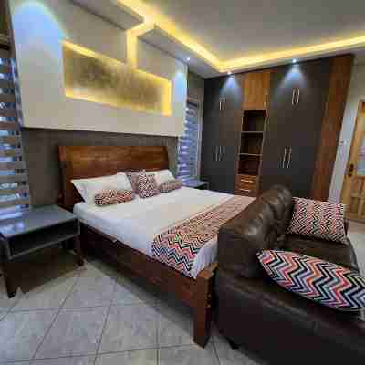 Exquisite 4Bed 4.5Bath Lake View Home! Rooms