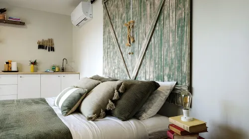 Wake with the Kangaroos: Sunrise Cabin Escape in Mudgee