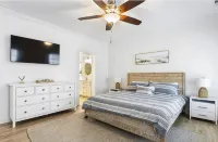 The Golden Gulls -Roomy 3Br/2BA, Near Shops, Food, & Beach-Golfcart Rental - 4성급