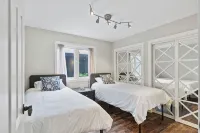 Sandy Beach Hideaway.  Cozy and Bright. Entire house steps from the Sandy Beach! - WiFi