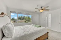 Spacious 5BR Retreat w/ Sunshine & Lush Green near Bellevue, Seattle and Airport - 4-Star