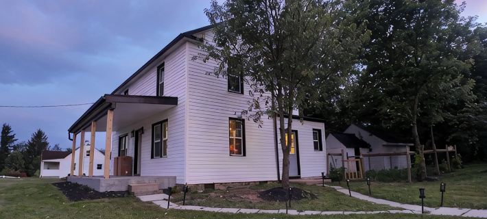 Charming 3-bedroom house with porch and yard in Winchester Hotels in Frederick County
