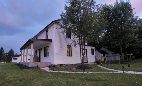 Charming 3-bedroom house with porch and yard in Winchester