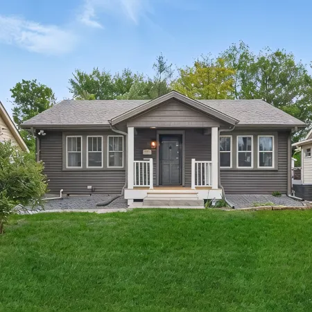 Recently Remodeled! Charming 2-bedroom bungalow in terrific DSM neighborhood