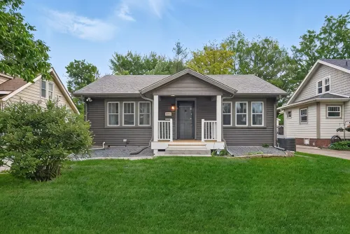 Recently Remodeled! Charming 2-bedroom bungalow in terrific DSM neighborhood - 방갈로