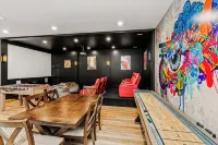"Ultimate Luxe Escape with Private Movie Theater and Game Room" - Alppimaja