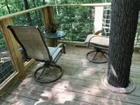 Secluded treehouse with indoor fireplace Hotels in Union County
