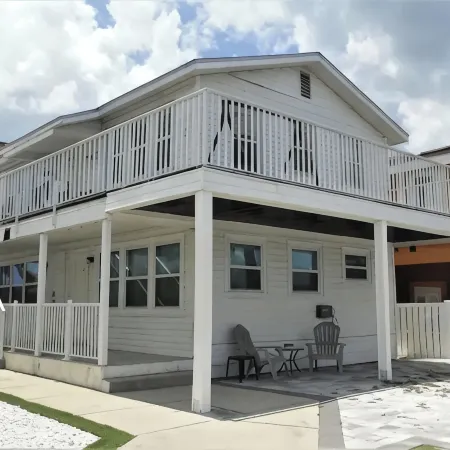 MadieraC2 Waterfront & 2-3 minutes' Walk to the Beach