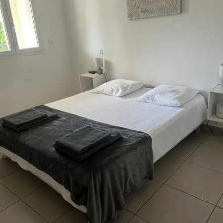 Appartement vue sur les Collines à 10 min de la mer