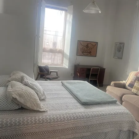Downtown Loft Apartment with High Ceilings - Location Location Location