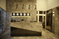 Crown Salamis Suites - parkir