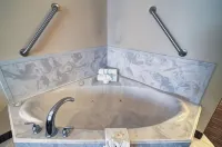 Comfort Inn & Suites - baignoire