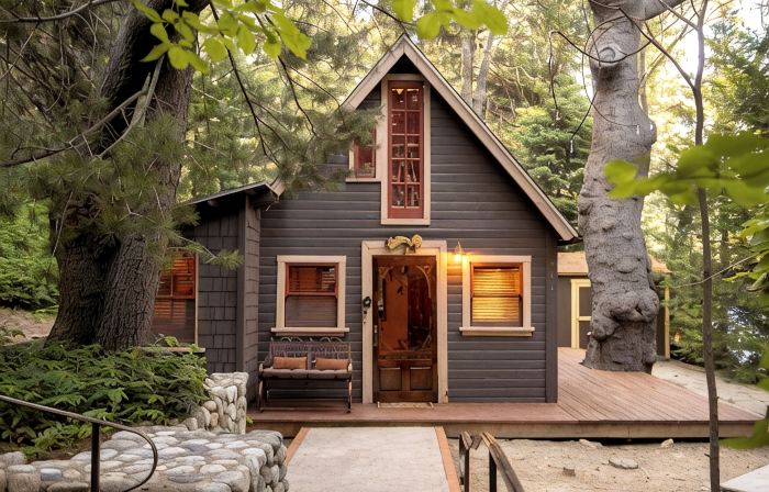 Fairytale Themed Secluded Cabin- Pets ok, King Bed, Fast Wi-Fi!