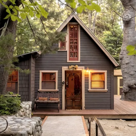 Fairytale Themed Secluded Cabin- Pets ok, King Bed, Fast Wi-Fi!