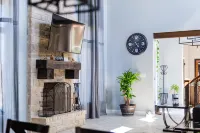 Large Modern home nestled in Alvarado! Hot Tub & Theater - 4-Star