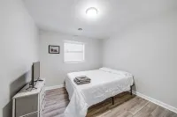 Spacious 8 Bed Home Near North Hills, DT, Airport - 발코니