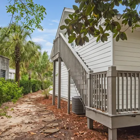 Vibe! Coastal Living Experience! Screened Pool!