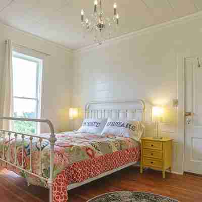Just 3 Blocks from Downtown! Charming Studio Apartment! Rooms