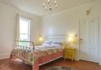Just 3 Blocks from Downtown! Charming Studio Apartment!