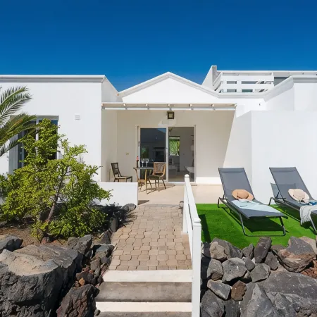 Luxurious A2 in a Small Complex with Communal Pool 100m from the Sea