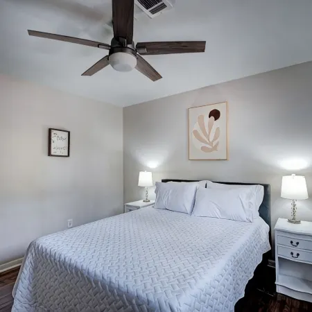 4Br City Retreat w/ Fire Pit, BBQ & Free Parking