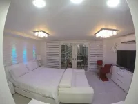 NEW - LUXURIOUS MODERN STUDIO - STEPS TO THE BEACH, RESTAURANTS AND HOTELS - شرفة