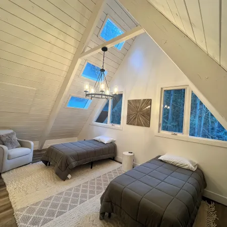 RemodeledLux Black Cabin in Lake Arrowhead W/ Full Studio. 3 min to the Lake.