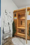 The Modern Lodge Retreat with INFRARED SAUNA & Amenities for Rest and Relaxation - WiFi