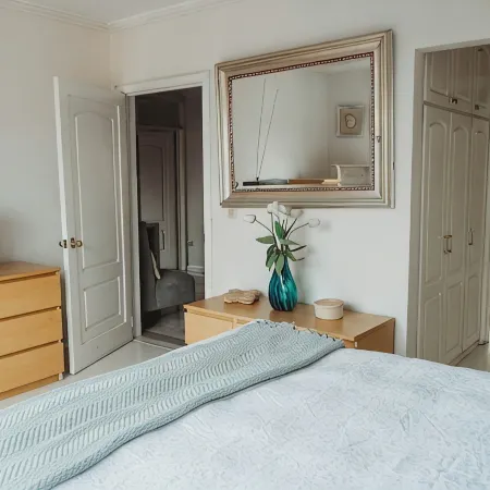 3-bedroom apartment. 10min away from CathedralTranvia stops in front of it.