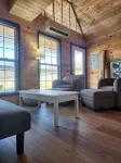 Charming 2-bedroom cabin with WiFi, AC 5 minutes away from Lake Guntersville