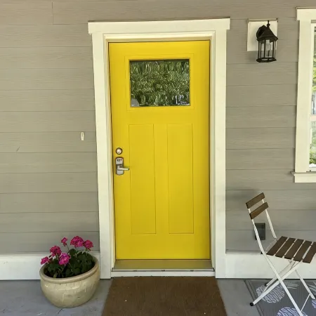 Roberts Creek Cottage. Close to village, beach, hiking and biking trails.