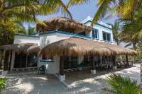 Beachfront Villa with pool & waterfall: Gorgeous sandy beach - maisons de vacances