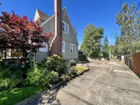Spacious basement apt. Off-street parking, washer & dryer, kitchenette, sleeps 4 - 3-نجوم