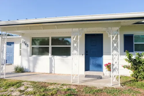 Bright & Modern 3-Bedroom Retreat with Screened Porch - Bungalows