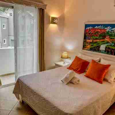 Cozy Apartment with 24/7 pool - 5-10 min walk to Beach, Clubs, activities! Rooms