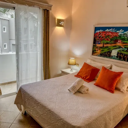 Cozy Apartment with 24/7 pool - 5-10 min walk to Beach, Clubs, activities!