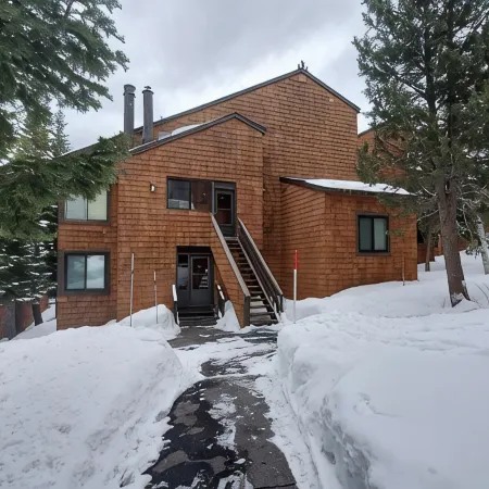Minutes from Downtown Truckee! Biking, hiking, shopping, restaurants...
